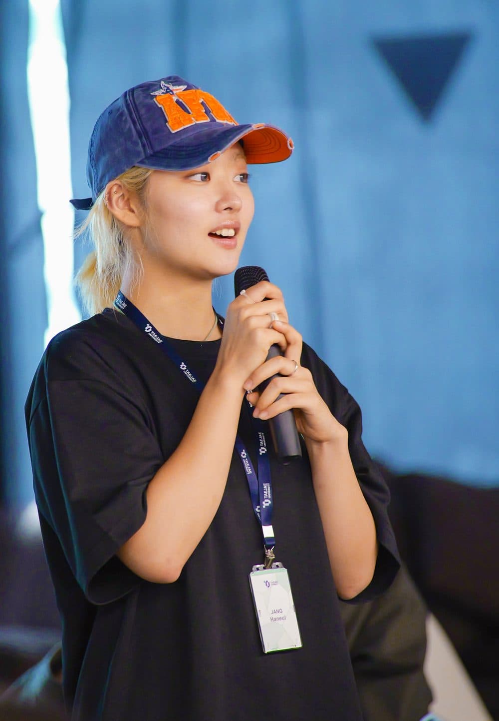 마이크를 들고 이야기하는 태재대학교 학생